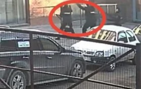 Imagini TERIFIANTE: O tânără răpită și violată sare de la etaj, iar doi poliţişti încearcă să o prindă
